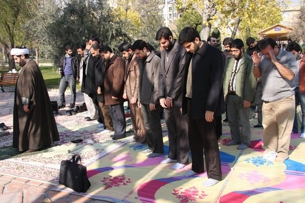 برپایی نماز جماعت در ۲۷ بوستان استان همدان