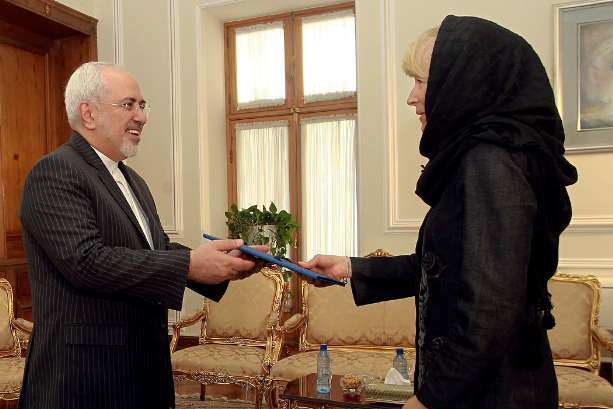 New UNIC dir. presents letter of appointment to FM Zarif