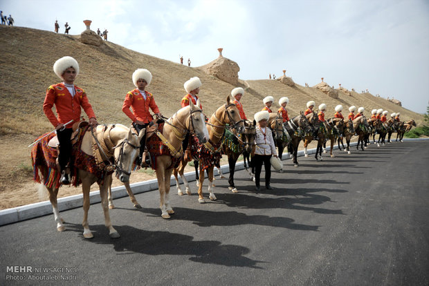 الخيول التركمانية الأصلية شعار تركمنستان الوطني