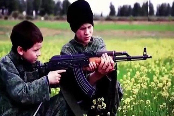 IŞİD’in yetiştirdiği çocuklar infaz ediyor IŞİD’in yetiştirdiği çocuklar infaz ediyor