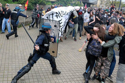 احتجاجات وصدامات عنيفة في فرنسا