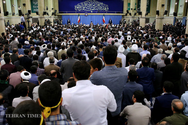 Supreme leader receives participants at 33rd Intl. Quran Competition