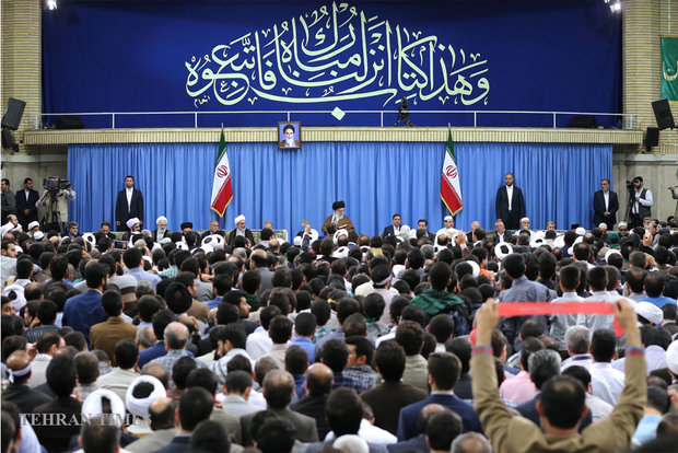 Supreme leader receives participants at 33rd Intl. Quran Competition