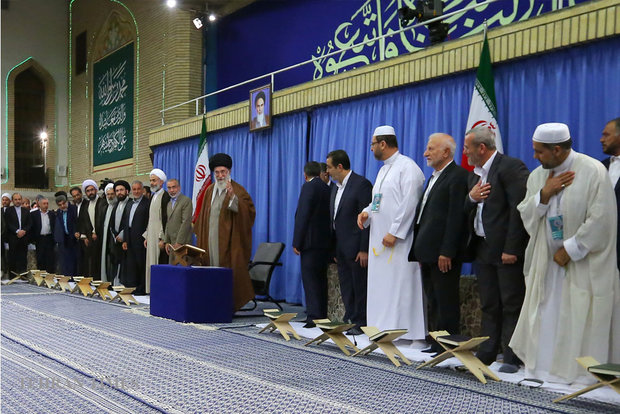 Supreme leader receives participants at 33rd Intl. Quran Competition