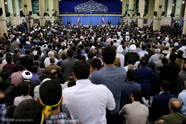 المشاركون بالمسابقات القرآنية الدولية يلتقون قائد الثورة الاسلامية