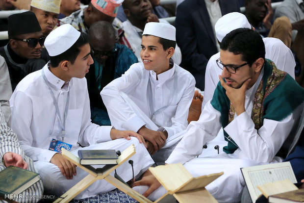 المشاركون بالمسابقات القرآنية الدولية يلتقون قائد الثورة الاسلامية