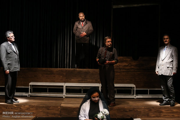 مسرحية "الغريب" على خشبة مسرح المدينة في طهران