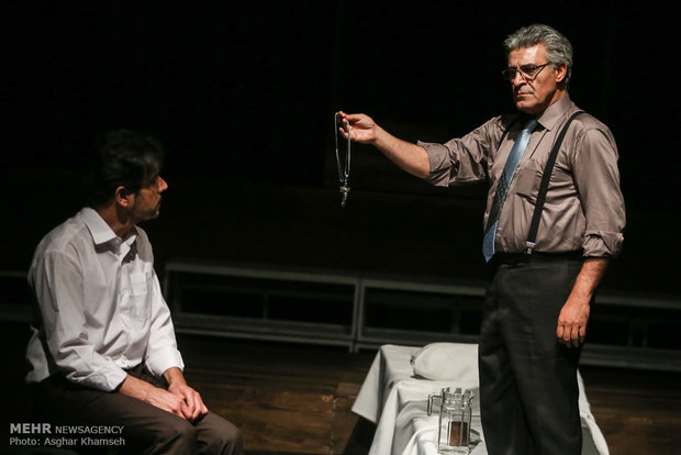 مسرحية "الغريب" على خشبة مسرح المدينة في طهران