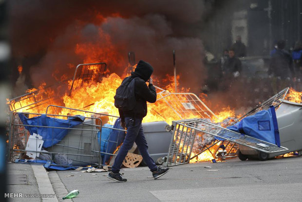 الشرطة الفرنسية تقمع المتظاهرين 
