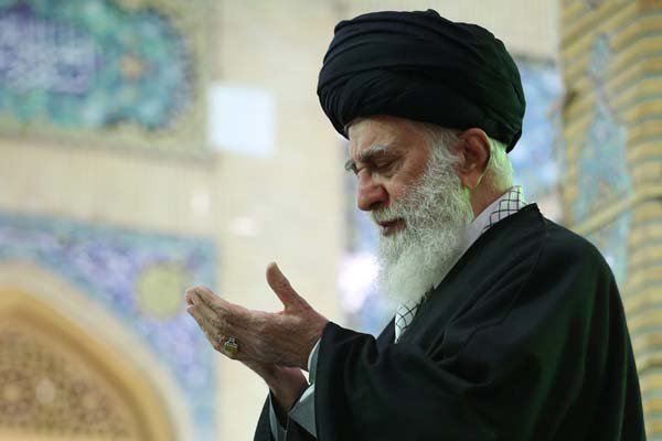 قائد الثورة الاسلامية يقيم صلاة الجماعة طيلة شهر رمضان