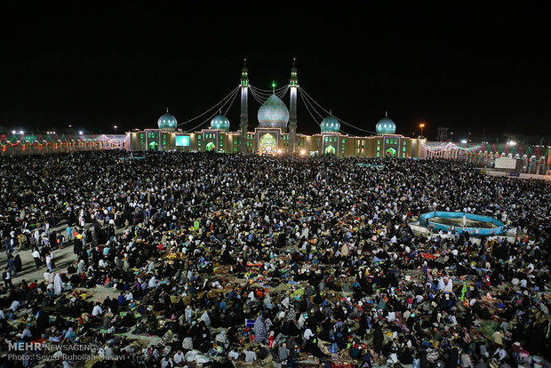 اقامه نماز جماعت در مسجد مقدس جمکران در شب ميلاد امام زمان(عج)