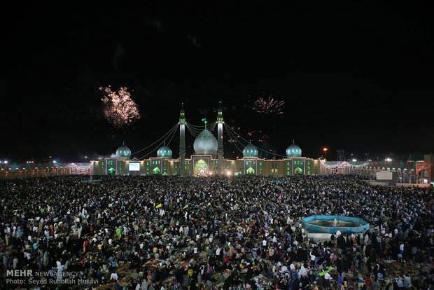 اقامه نماز جماعت در مسجد مقدس جمکران در شب ميلاد امام زمان(عج)