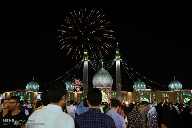 اقامه نماز جماعت در مسجد مقدس جمکران در شب ميلاد امام زمان(عج)