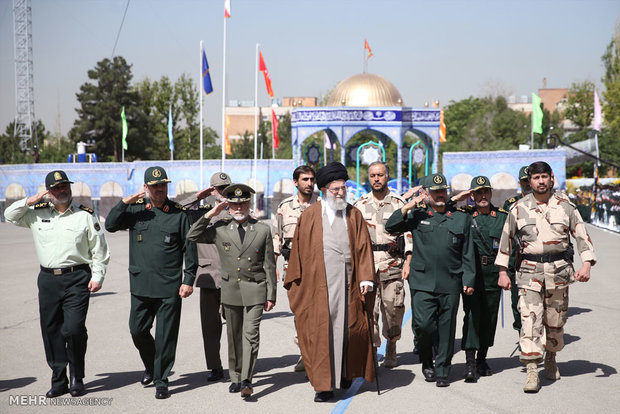 قائد الثورة الاسلامية يرعى مراسم تخريج ضباط جامعة الامام الحسين (ع) العسكرية