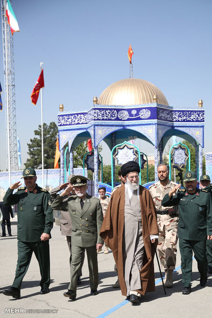 قائد الثورة الاسلامية يرعى مراسم تخريج ضباط جامعة الامام الحسين (ع) العسكرية