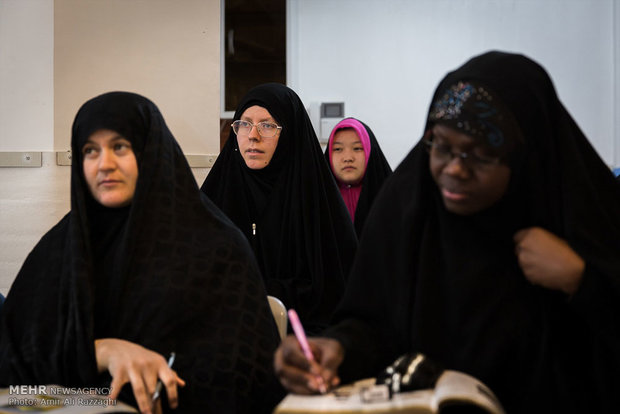 زنان از ملیت‌ها و مذاهب‌ گوناگون مشغول به تحصیل هستند و از امکانات آموزشی، فرهنگی، تربیتی و رفاهی یکسان با مرکز برادران برخوردار می‌باشند.