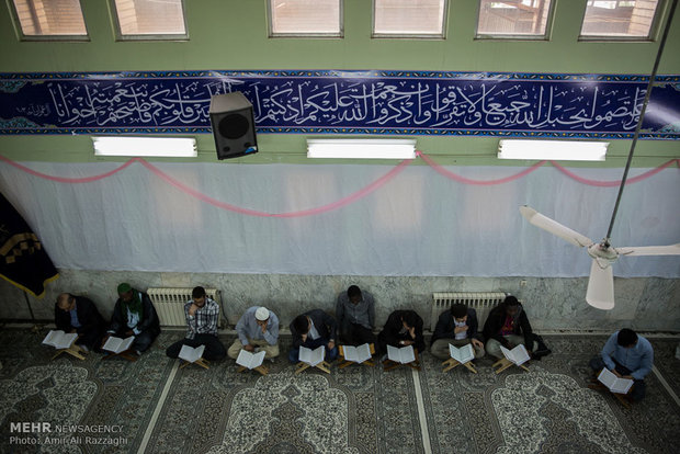 همخوانی و حفظ قرآن درکنار تحصیل از برنامه‌های روزانه دانشجویان است. بسیاری از آنها در پایان تحصیل خود حافظ قرآن می‌شوند.