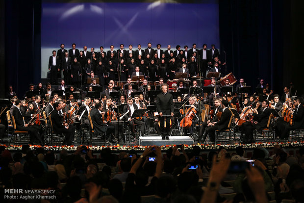 Tahran Senfoni Orkestrası konser verdi