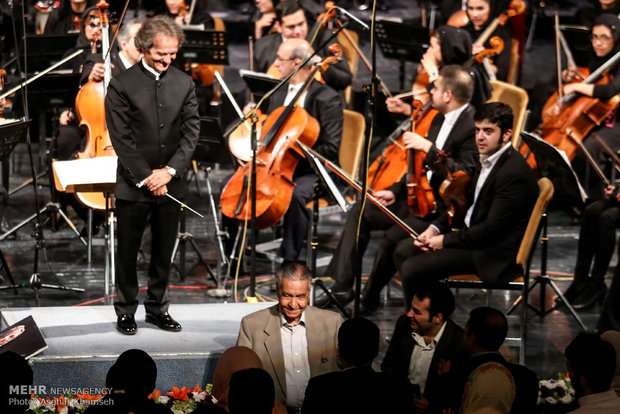 Tahran Senfoni Orkestrası konser verdi