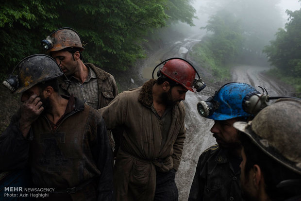 کارگران در مسیر تونل شماره 2 معدن جوزچال