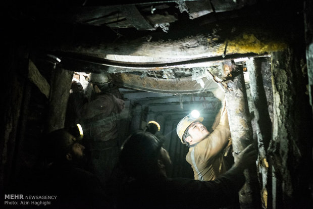 کارگران در حین کار در تونل با خطرات زیادی مواجه هستند. به گفته آنها رفتنمان با خودمان است برگشتمان با خدا