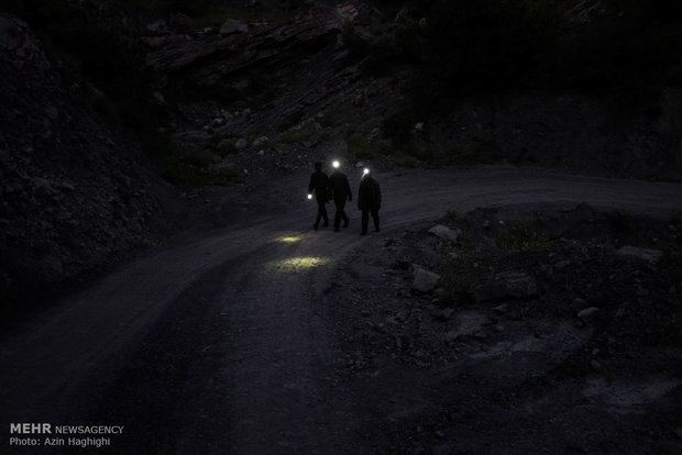 به علت نبود وسیله نقلیه کارگران معدن شرق کلات شهرستان آزادشهر استان گلستان با پای پیاده مسیر کوه تا رختکن را طی میکنند. مسیری حدود 2 کیلومتر
