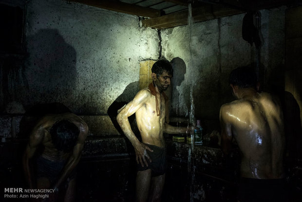 نمای حمام کارگران معدن شرق کلات شهرستان آزادشهر استان گلستان،کارگران این معدن به علت نبود برق در روز با نور خورشید و در شب با استفاده از چراغ های خود استحمام میکنند