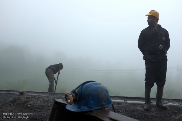 مسئول ایمنی معدن جوزچال بر کار روزانه کارگران نظارت میکند.