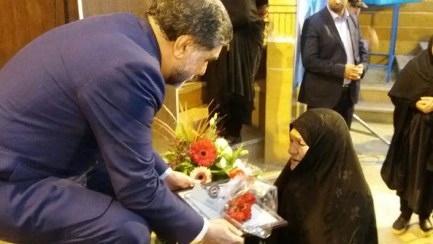 استاندار تهران از خانواده شهدای مدافع حرم ورامین تجلیل کرد