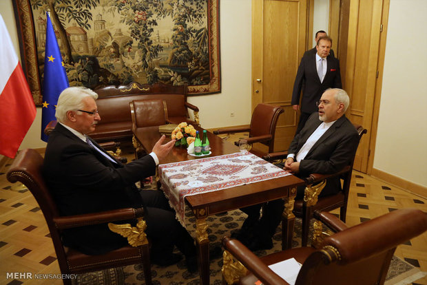 Zarif meets Polish officials on Monday