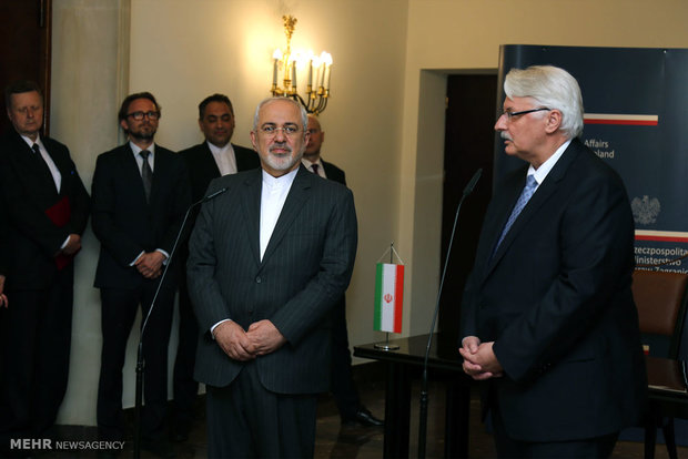 Zarif meets Polish officials on Monday