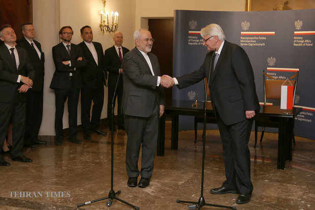 Zarif meets Polish officials on Monday