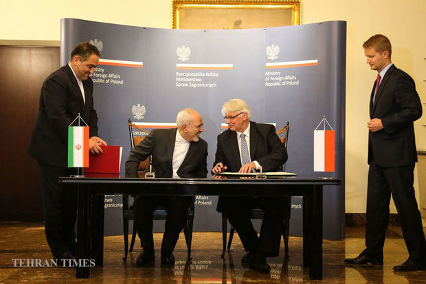 Zarif meets Polish officials on Monday
