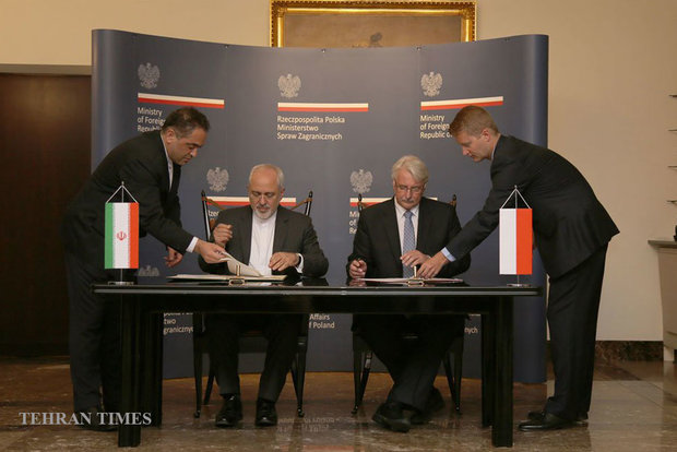 Zarif meets Polish officials on Monday