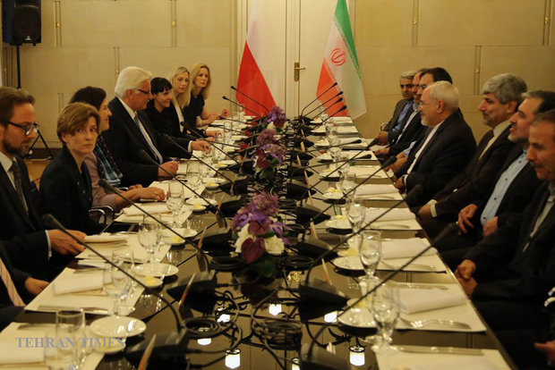 Zarif meets Polish officials on Monday