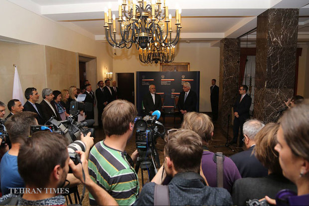 Zarif meets Polish officials on Monday
