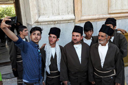 حضور اقوام ایرانی با لباس محلی درحرم امام/ورزشکاران تیم ملی آمدند