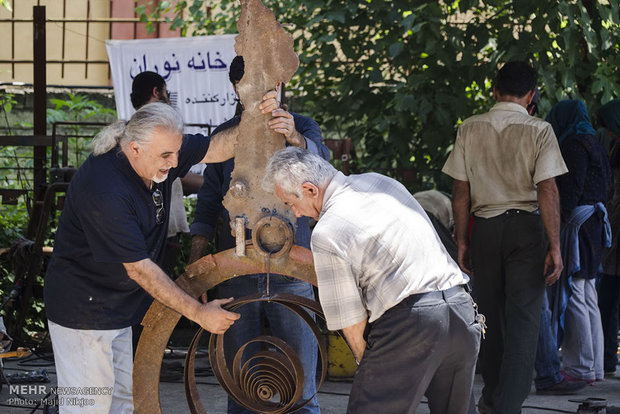 ورشة تماثيل من النفايات الصناعية