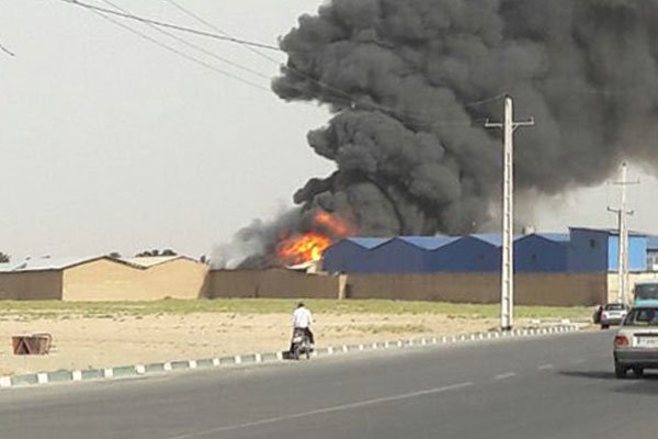 حریق کارخانه چسب قم پس از ۳ ساعت خاموش شد
