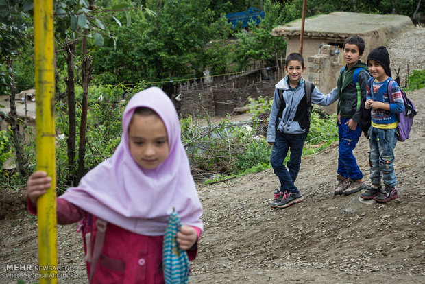در بیشتر روستاهای ایران کمبود امکانات آموزشی باعث میشود تا دختران و پسران با هم سر یک کلاس بروند. در این عکس کودکان در روستای دوزین واقع در شمال شرقی استان گلستان در راه بازگشت از مدرسه هستند.