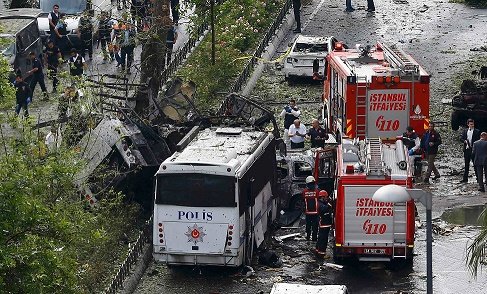 İstanbul'da çevik kuvvete bombalı araçla saldırdılar