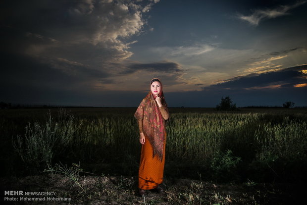 پرتره زن ترکمن با لباس سنتی و محلی