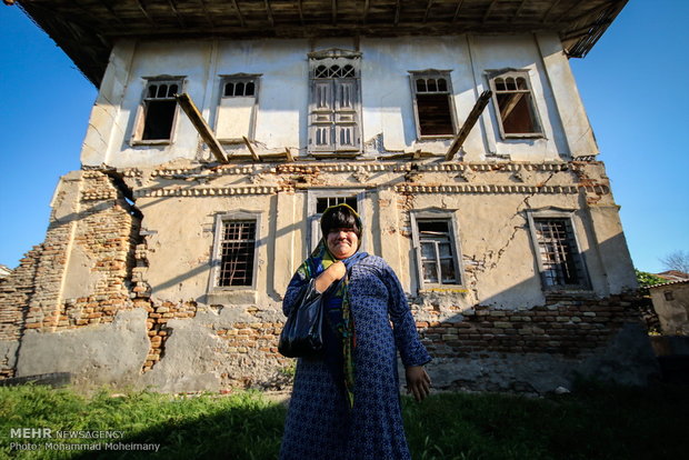 پرتره دختر ترکمن در کنار خانه ای قدیمی در شهر گمیشان