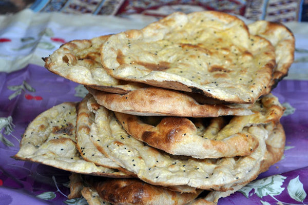 پخت نان محلی در موکب شهر کاکی