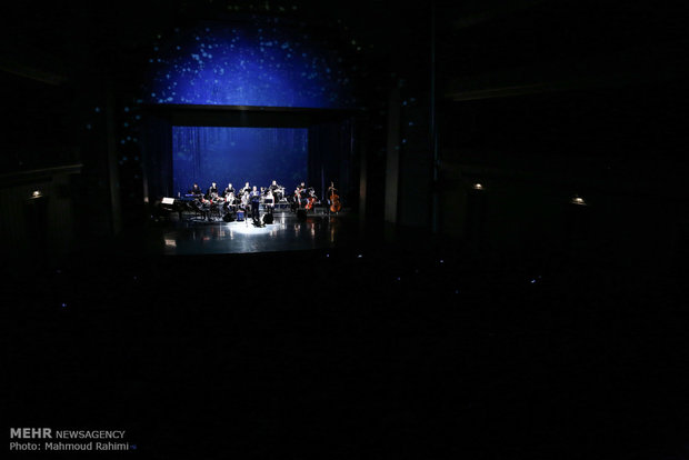 Iranian traditional vocalist holds concert