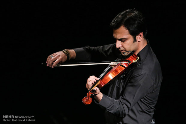 Iranian traditional vocalist holds concert