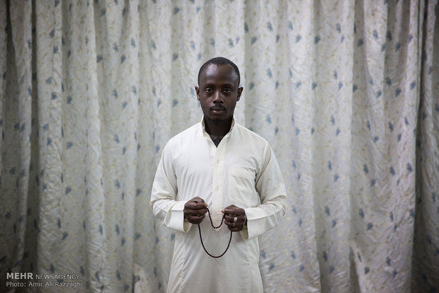 ابراهیم تی‌می‌تی دانش‌پژوه 23 ساله‌ای است که از شهر ابیجان ساحل عاج برای فراگیری دانش در زمینه علوم دینی به گرگان در استان گلستان مهاجرت کرده است.