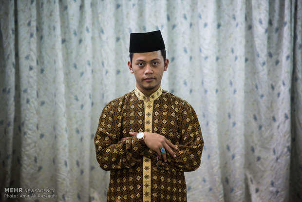 نصرالله حنفی اندونزیایی است و در 24 سالگی در جامعه المصطفی العالمیه دانش‌پژوه است.