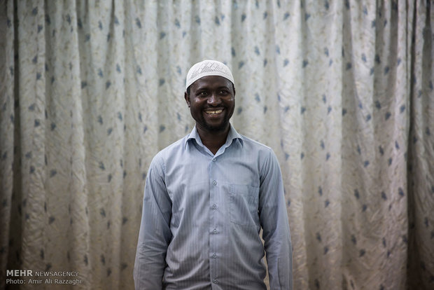 نذیر کافی 26 ساله، بیش از دو سال پیش به همراه همسر و تنها فرزند خود نیجریه را ترک کرد و اکنون در دانشگاه المصطفی به تحصیل مشغول است.