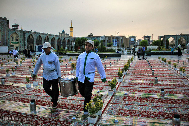 Thousands break fast at Imam Reza Shrine